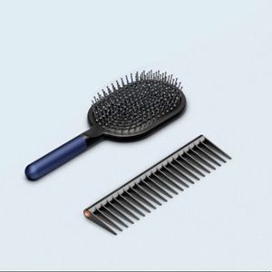Dyson-designed Paddle brush and Detangling comb